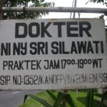 Enseigne de médecin en bahasa indonesia, Bali (Indonésie)